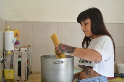 La cocina es uno de los espacios donde Samira cultiva su identidad, eligiendo ingredientes y ensayando recetas