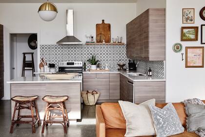 La cocina está dispuesta en forma de 'L' con una barra desayunadora que cierra virtualmente el área.