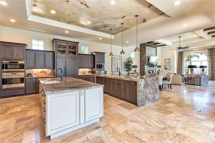 La cocina está equipada con electrodomésticos premium Wolf y Sub-Zero, además de mesadas de granito y techos altos