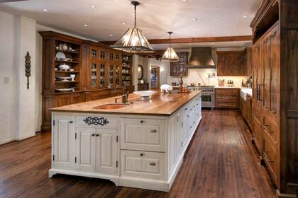 La cocina está equipada con gabinetes de madera