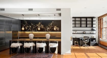 La cocina está integrada al área social, donde también cuenta con una isla central con barra desayunadora