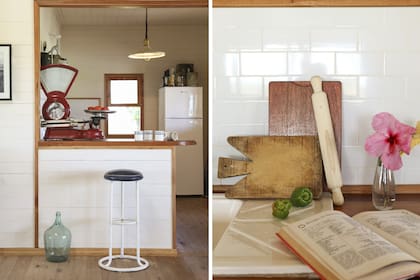 La cocina está integrada al living-comedor, con la mínima separación de una barra.