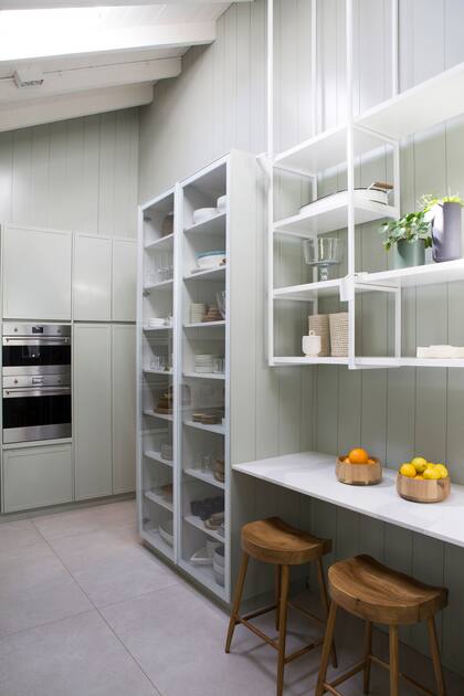 La cocina fue diseñada a medida con mobiliario laqueado en verde celadón, todo diseño de Mariana Flombaum.
