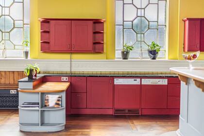 La cocina fue pintada de colores vistoso que le dan un clima hogareño a la propiedad