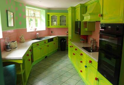 La cocina fue repintada de un vivo verde lima con paredes de lunares