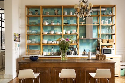 La cocina fue reubicada y decorada con muebles que la pareja tenía en su casa de Belgrano R.