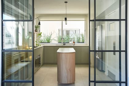 “La cocina fue todo propuestas de la arquitecta”, confiesa. La decisión de dividir comedor diario de cocina fue -según Coty- uno de los grandes aciertos.