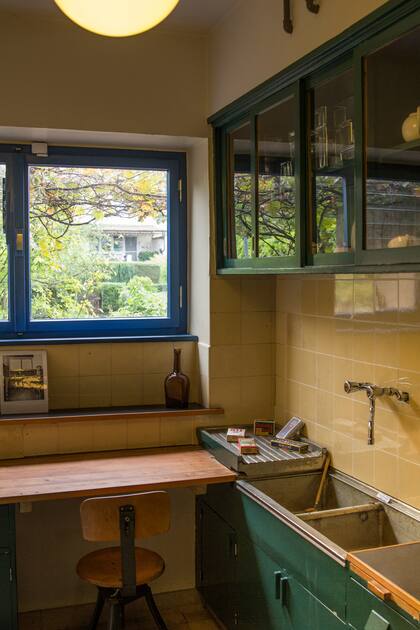 La cocina funcional de la Casa May, diseñada por la austríaca Margarete Schütte-Lihotzky.