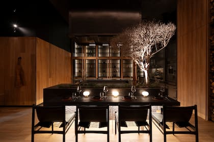 La "Cocina gourmet" by Etéreo Arquitectos, en el Espacio 5. La cocina funciona como el ritual central que organiza toda la arquitectura.