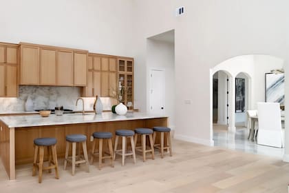 La cocina gourmet incluye encimeras de mármol, gabinetes personalizados de roble blanco y electrodomésticos Viking de alta gama