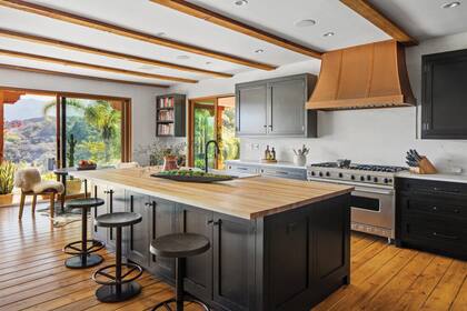 La cocina incluye electrodomésticos de primer nivel, sin usar.