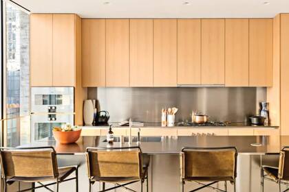 La cocina incluye gabinetes personalizados de Molteni, mesada de acero inoxidable y electrodomésticos de Gaggenau.