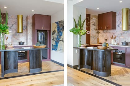 La cocina integrada tenía que estar a la altura del espacio social. Causó sensación con sus muebles bordó, campana bronce y pared revestida en cuarcita 'Rose Blue' (Canteras). Horno (Longvie). Heladera (Gorenje).