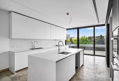 La cocina luminosa combina diseño funcional con espacios amplios