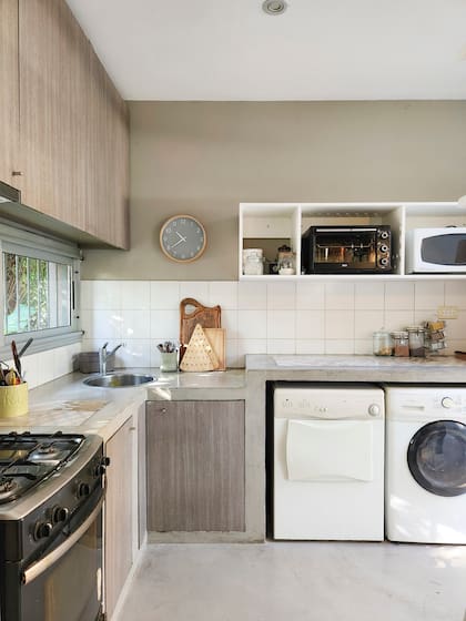 La cocina no sufrió cambios durante la ampliación. Con muebles de obra para darle lugar al lavarropas, estuvo desde siempre bien pensada para esta familia de 4.