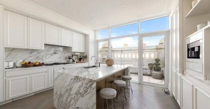 La cocina posee una gran isla de mármol (Captura/Estudios Evan Joseph)