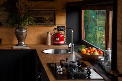 La cocina que está conectada con el living, conduce luego al dormitorio principal.