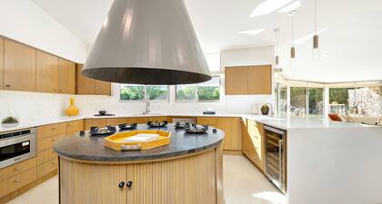 La cocina remodelada de la mansión en Palm Springs