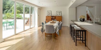 La cocina sale a un patio luminoso