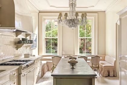 La cocina se abre a la luz natural y es el ambiente más claro y sobrio de la casa