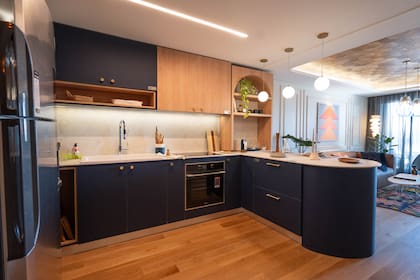 La cocina se abre al living en una propuesta de planta libre, ideal para recibir, cocinar y compartir sin perder conexión con el resto del ambiente.