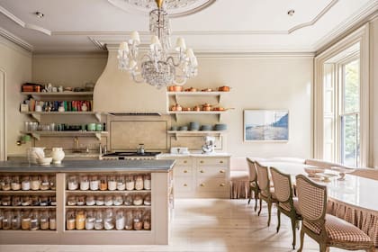 La cocina se destaca por sus gabinetes de la firma
Plain English y su una araña de cristal