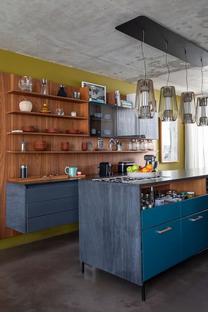 La cocina se diseñó junto a Arenal Estudio. La isla central y el resto de los muebles de cocina son de Dwell. Lámpara ‘Iron’ de cuatro piezas (La Feliz).