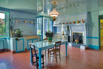 La cocina sumamente pintoresca en turquesa y verde agua