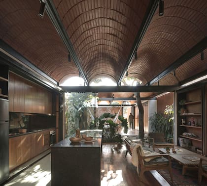 La cocina, sutilmente integrada con una barra muy ligera.