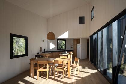 La cocina tiene amoblamiento de melamina enchapado en Lenga. Artefacto industrial (Morelli) y mesada de Granito 'Negro Boreal' (Marmolería Di Gallo).