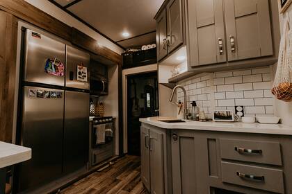 La cocina tiene toda la funcionalidad necesaria en reducidos metros