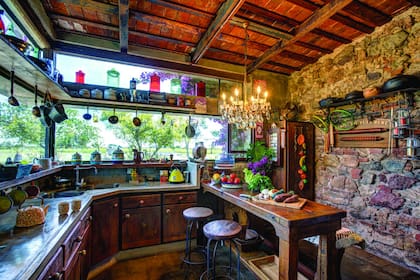 La cocina tiene un ventanal con vista panorámica