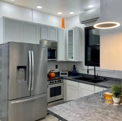 La cocina tiene una barra que se extiende para fungir como comedor