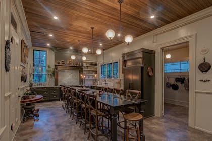 La cocina tiene una isla de 4,5 metros de mármol negro