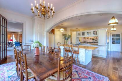 La cocina y el comedor diario de la mansión. Crédito: The Sun