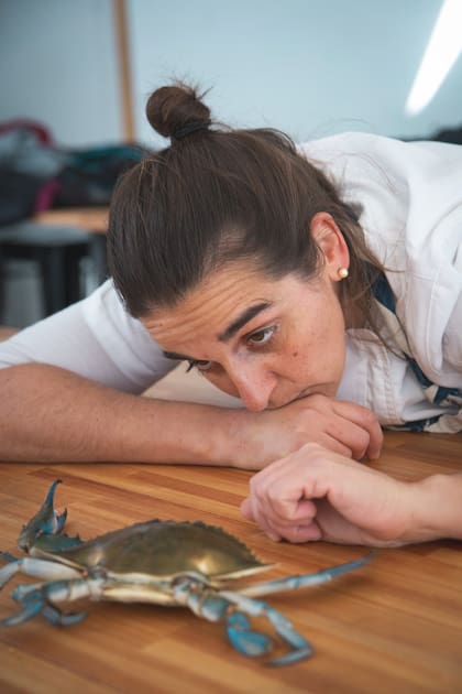 La cocinera con un cangrejo de la laguna de Rocha