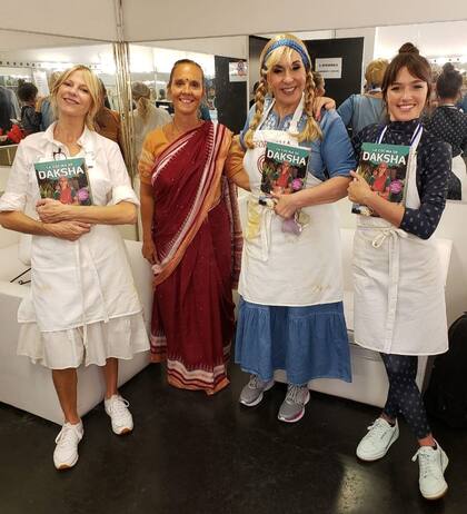 La cocinera Daksha le regaló su libro a Cñaudia Fontán, Georgina Barbarosa y Candela Vetrano luego de su participación como invitada en MasterChef Celebrity (Telefe).