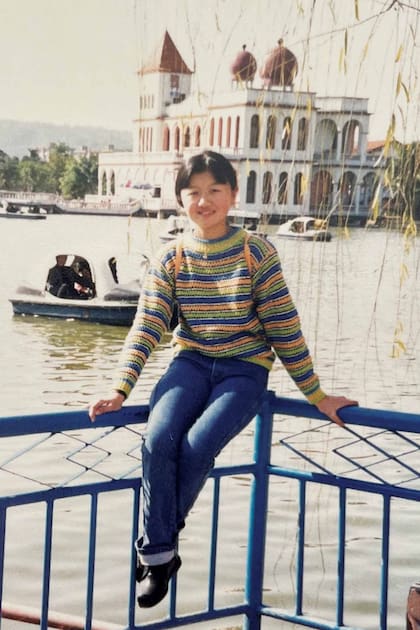 La cocinera durante su viaje a Japón ante los clásicos botes a pedales.