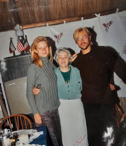 La cocinera María Teresa Corradini con Gwyneth Paltrow y Brad Pitt, después de agasajarlos durante su estadía.