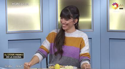 La cocinera tampoco pudo aguantar la risa aunque al segundo continuó muy seria con su devolución.