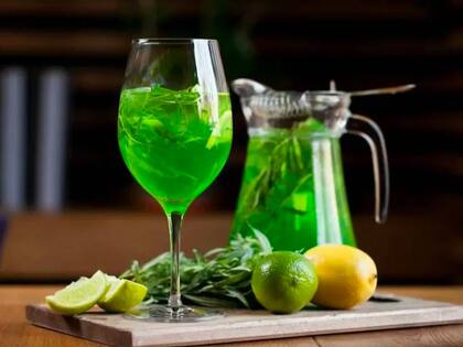 La coctelería utiliza el estragón para realzar el sabor de las bebidas espirituosas y el vodka
