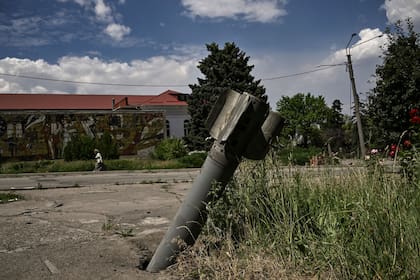  La cola de un cohete se clava en una acera en la ciudad de Lysychansk en la región oriental ucraniana de Donbas el 17 de junio de 2022