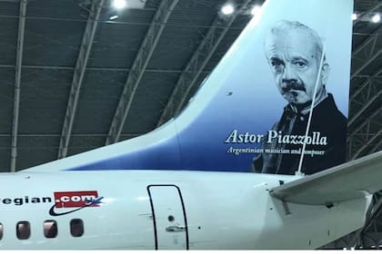 La cola del avión Astor Piazzolla con la imagen del músico argentino