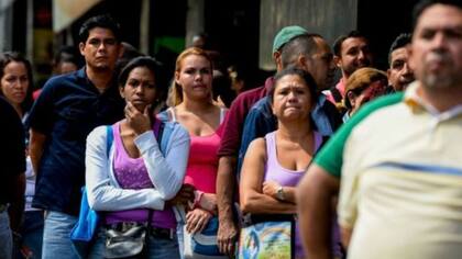 La cola para comprar comida o medicinas es el lugar de encuentro de los venezolanos