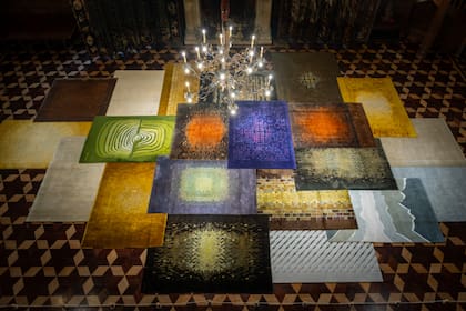 La colección de alfombras -piezas que fueron consideradas hitos del diseño en América latina- incluye piezas de 1964, producidas artesanalmente con Dándolo y Primi. Estos ejemplares tejidos a mano por mujeres de Catamarca, son obras de arte y artesanía que llevan 16 mil nudos por metro cuadrado. Cada una demandó tres meses de trabajo.En la década del 80, Churba desarrolló alfombras con procesos industriales industrial. Los prototipos más recientes que se exponen son de alfombras confeccionadas, junto a Kalpakian, en 2019