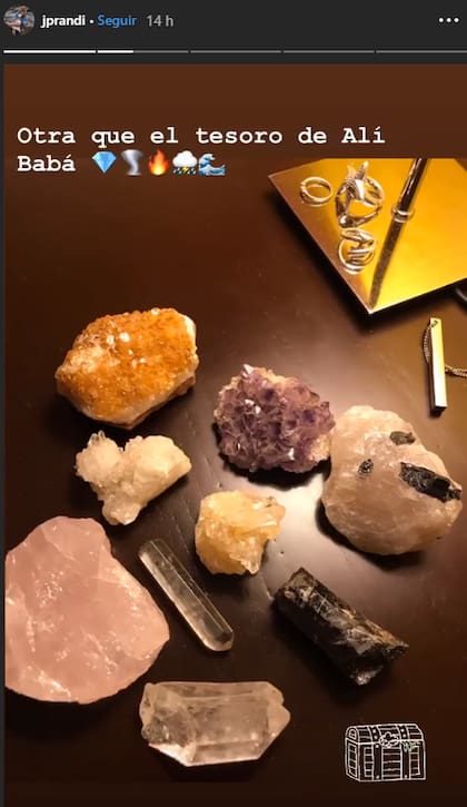 La colección de piedras energéticas que compartió la modelo en sus redes.