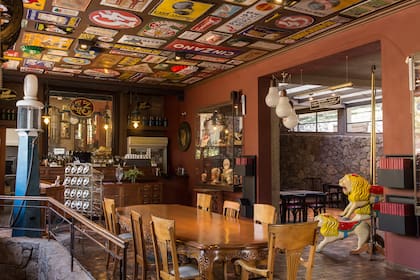 La colección de publicidad córporea (la que no es plana ni gráfica) de Eduardo Argüello es una de las más importantes del país: tiene más de 3000 piezas.