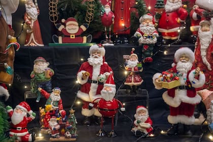 La colección de Santa Claus más grande del estado se exhibe en diversos puntos de la ciudad. Foto: X/Canva.