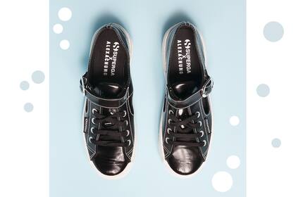 La colección de Superga by Alexa Chung suma detalles especiales como este modelo en charol