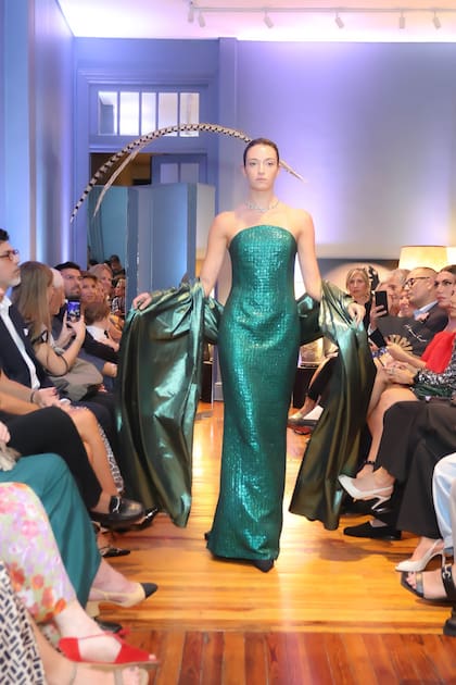 "La colección despliega piezas de haute couture que combinan sutileza, dramatismo y una profunda sensibilidad sensorial"